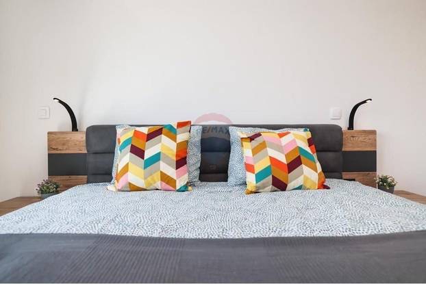 FOTO Pogledajte kuću koju su izgradili usred polja u Grbama: Stoji samo pola milijuna eura...