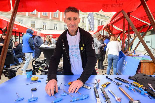 Zagreb: U okviru akcije "Majstori održivosti - sačuvaj, ne bacaj!" povodom Dana planeta Zemlje, obrtnici besplatno popravljali stvari