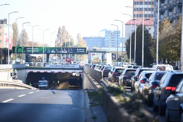 
Zagreb: Za promet zatvoren podvožnjak Savska cesta - Slavonska avenija zbog radova na rekonstrukciji javne rasvjete