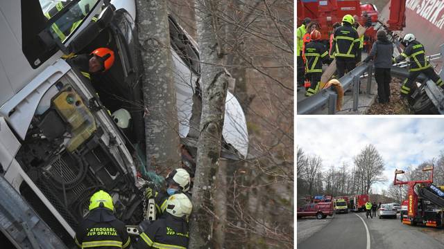 FOTO Kamion završio u provaliji na Učki, vozač teško ozlijeđen