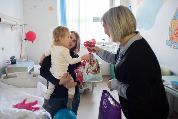 Zagreb: Udruga lijeÄnika Veliko srce malom srcu darivala djecu u bolnici Rebro