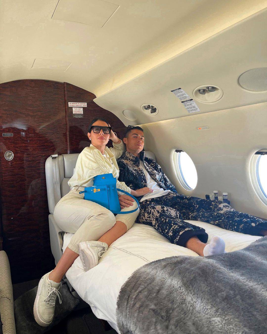 Georgina i Cristiano uživali u privatnom avionu, a svu pažnju 'ukrala' torba od 160.000 kuna