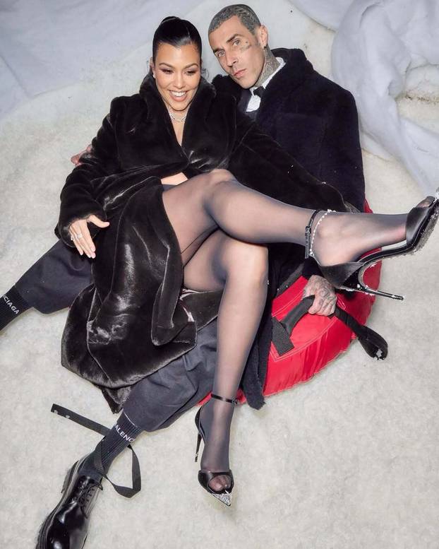 Kourtney Kardashian skinula se u srebrne tangice usred pustinje