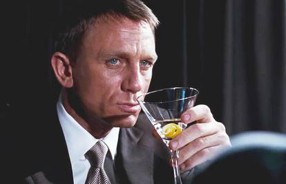 Moje ime je Bond, tajni agent James Bond i alkoholičar sam