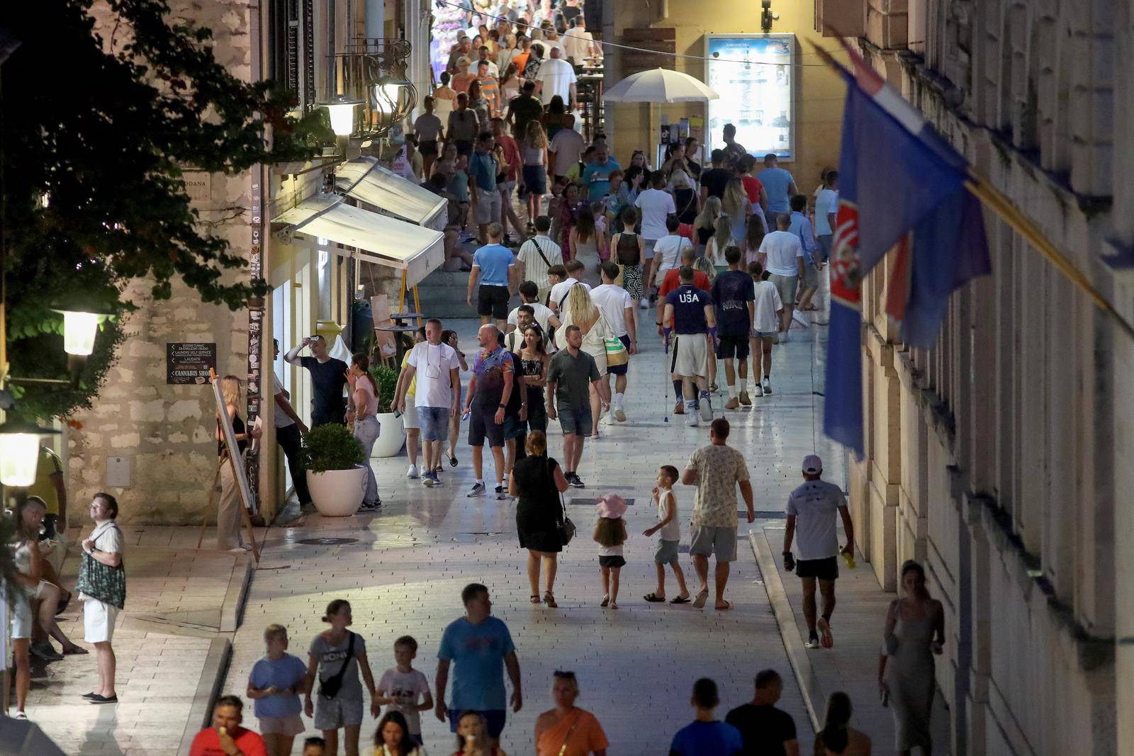 Jadran u minusu: Na obali čak 155.000 turista manje u srpnju