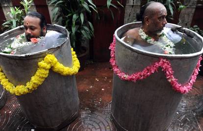 Indija: Zbog manjka vode svećenici dozivaju kišu