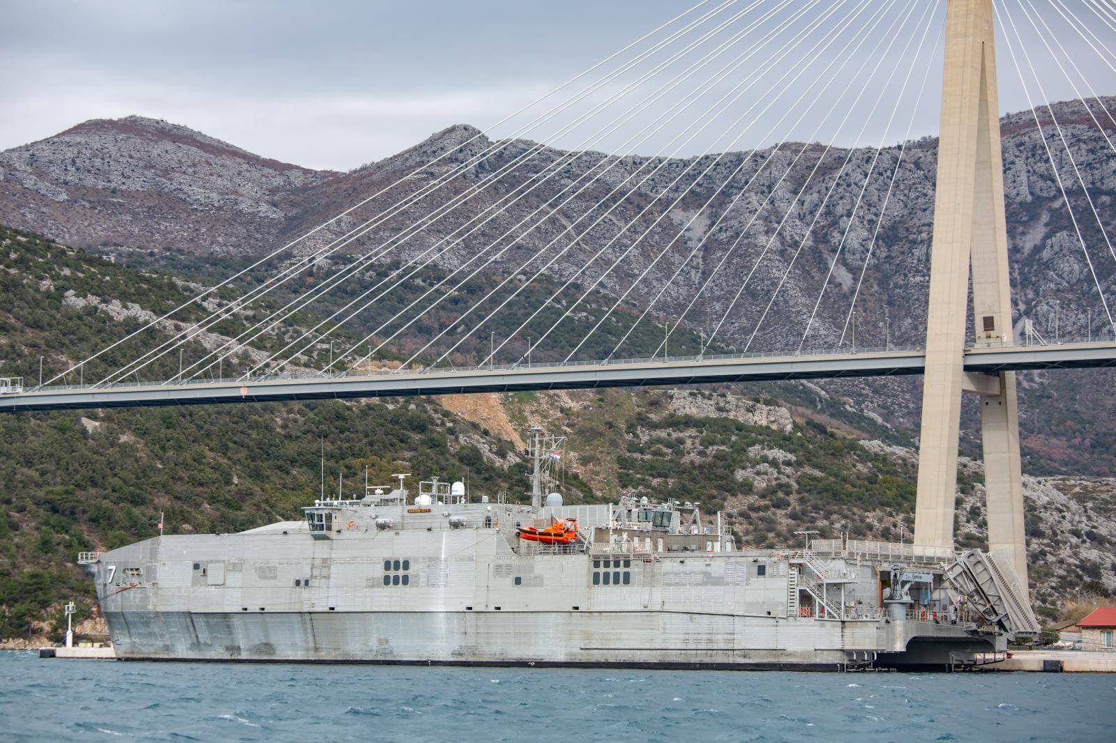 Dubrovnik: Američki vojni katamaran duži od 100 metara usidren u Gružu