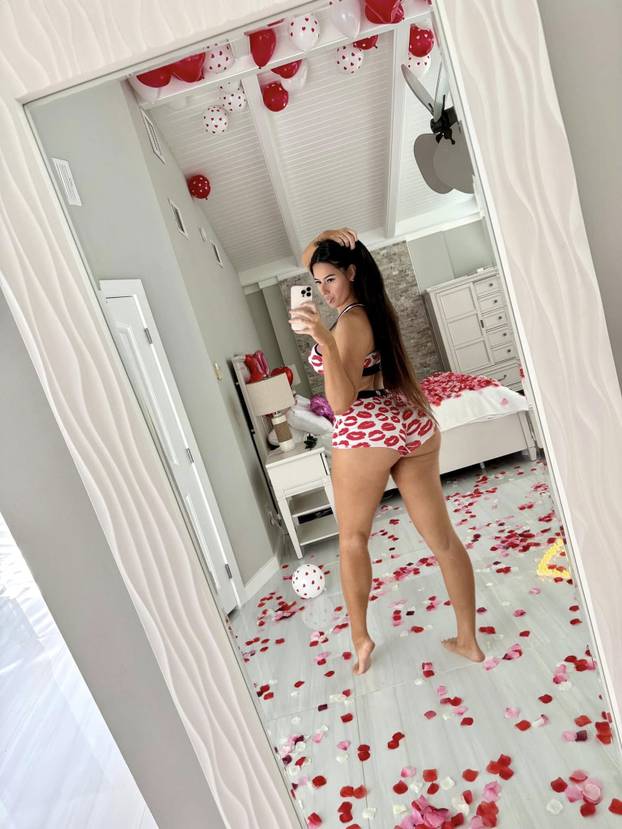 FOTO Pa ona živi u oblacima!   Visoka Amerikanka zbog visine je teško pronalazila ljubav...