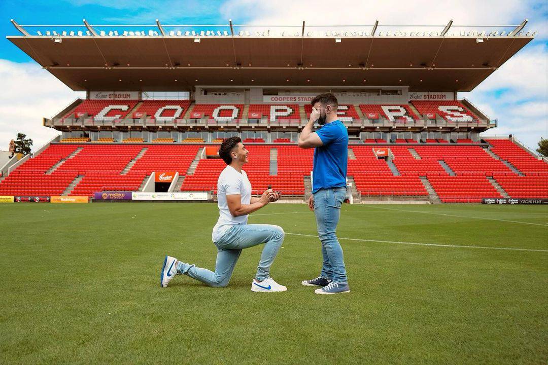 Gej nogometaš iz Australije se zaručio na travnjaku stadiona: 'Na mjestu gdje je sve počelo'