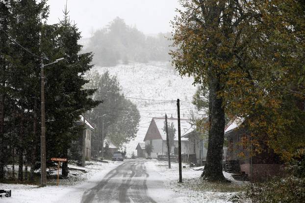 Snijeg počeo padati u Begovom Razdonju na tisuću metara nadmorske visine