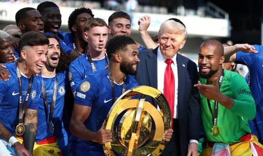 FOTO/VIDEO Trump dodijelio trofej pa se nije dao maknuti. Igrači ga u čudu promatrali...