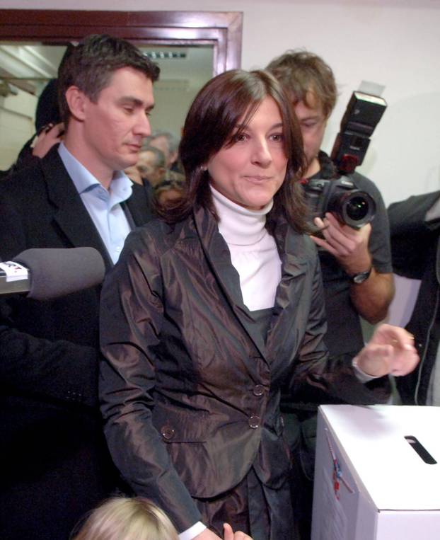 Što nosi Sanja Musić Milanović? Dizajnerski nakit, sunčane od 130 eura,  odjeća sa sniženja...