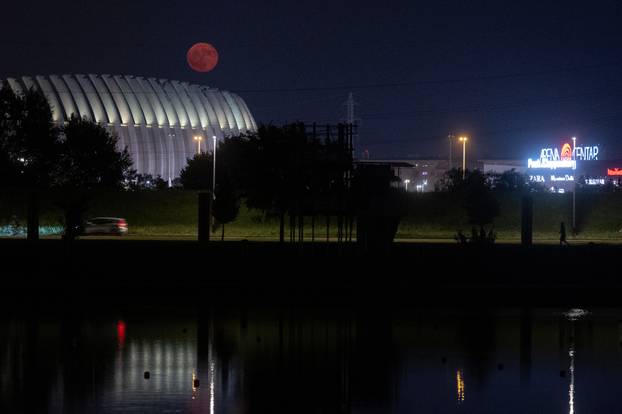 Crveni mjesec iznad Arene Zagreb