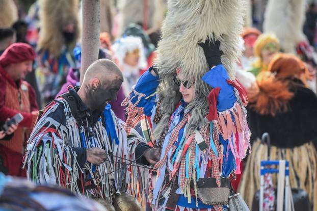 Šarena povorka maskiranih skupina u Splitu