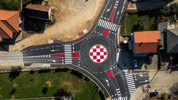 Kružni tok u Donjoj Blatnici kod Čitluka krasi šahovnica