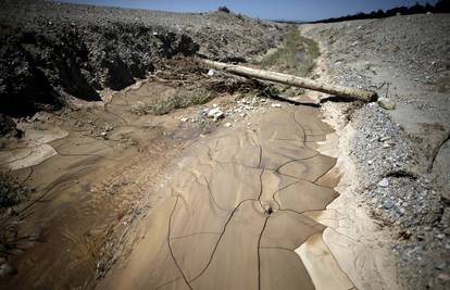 Zemlja ostaje bez vode: Iz pipa više ne curi, bunari presušuju