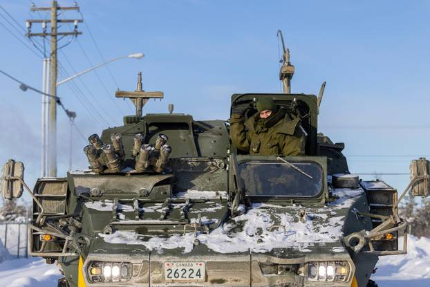 Canadian troops conduct arctic operations