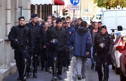 Navijači Ajaxa šetali gradom u pratnji policije u punoj spremi