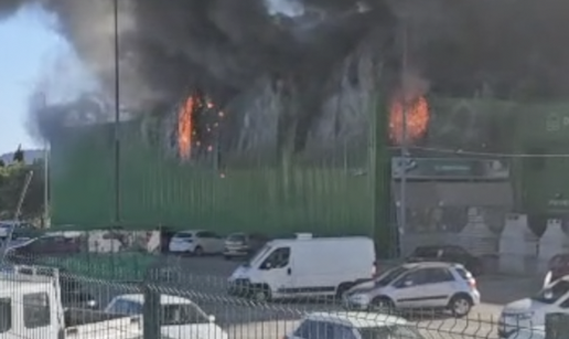 VIDEO Snažne detonacije čuju se iz skladišta Pevexa u Kaštelima: 'Odjednom se čuo veliki 'bum'!'