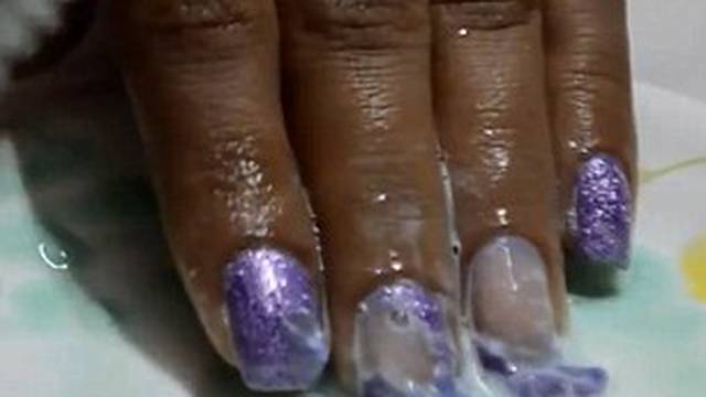 Genijalan trik: Otporan lak za nokte uklonite pastom za zube