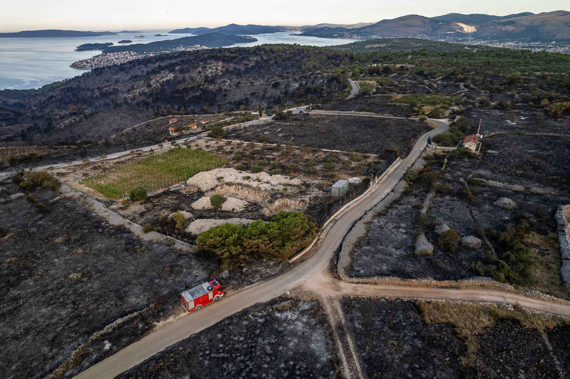 FOTO Otok Čiovo nakon požara, crnilo i pustoš: 'Ove snimke su upozorenje da se to ne ponovi'