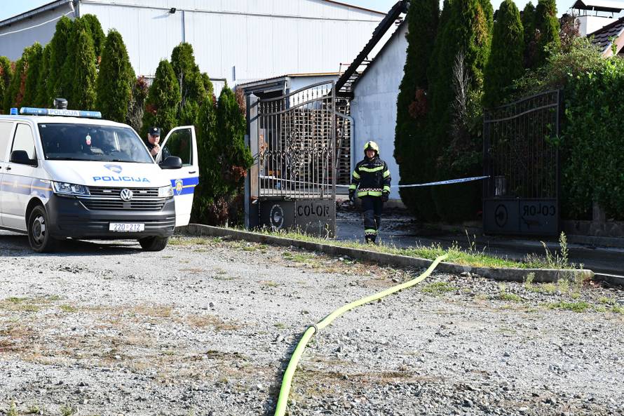FOTO Ugasili požar kod Požege: Izgorjeli skupocjeni auti, veću tragediju spriječili su vatrogasci