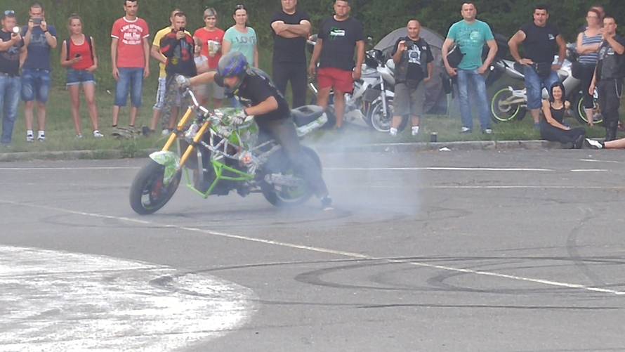 Vozi naopačke: Napravim tako stoj na glavi i upalim motor