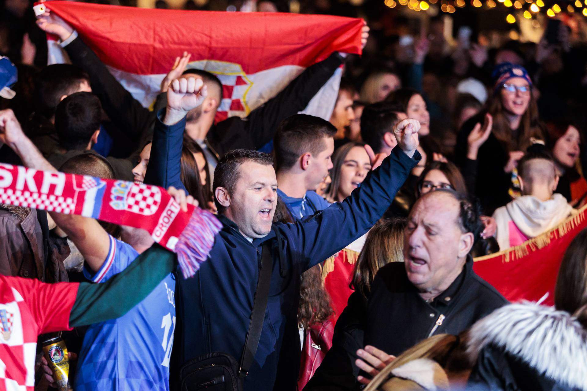 Splićani na Prokurativama proslavili prolazak Hrvatske u četvrtfinale Svjetkog prvenstva