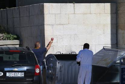 Split: Uklanjaju se grafiti koji su osvanuli na zgradi Gradskog poglavarstva