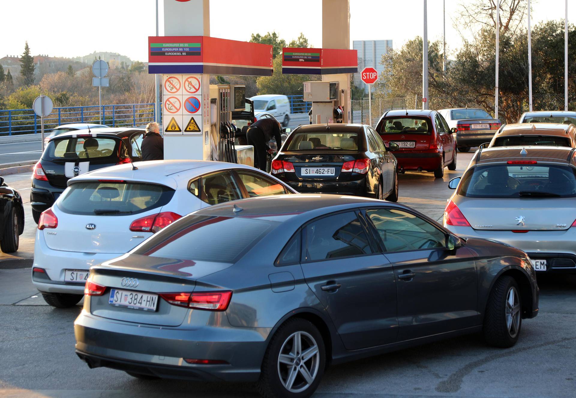 Drugi tjedan, ista slika: Opet ogromne gužve na pumpama večer uoči poskupljenja goriva