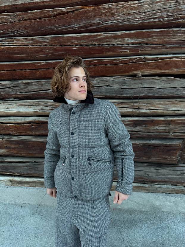 FOTO 'Alpski modni mačak' voli nositi bunde, suknje i lakirati nokte. Sad dominira skijanjem