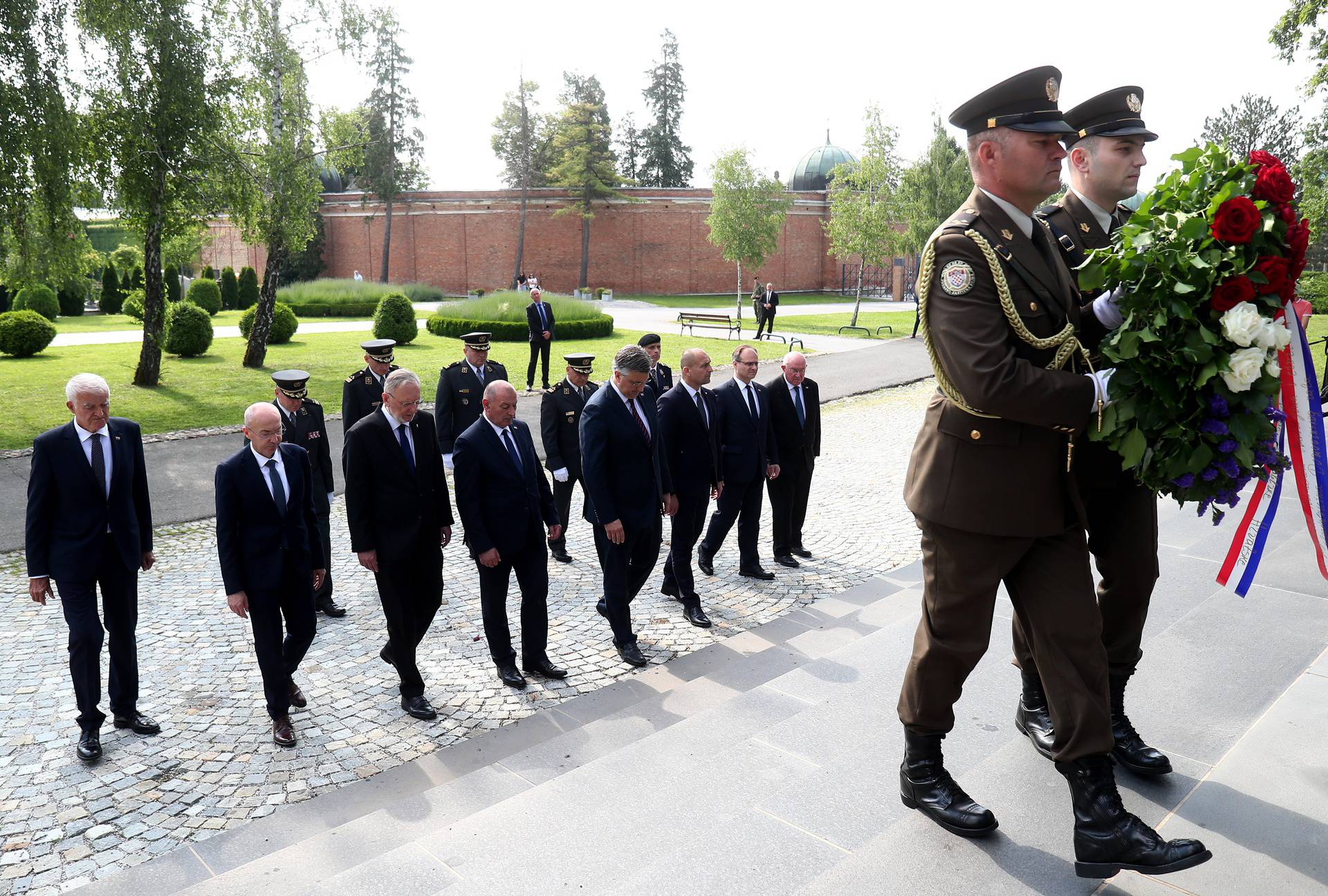 Zagreb: Andrej Plenković i suradnici  položili vijence na Mirogoju povodom dana Hrvatske vojske