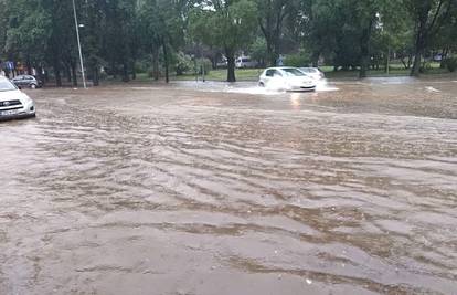 Kiša donijela poplave: U Istri pod vodom ceste, podrumi...