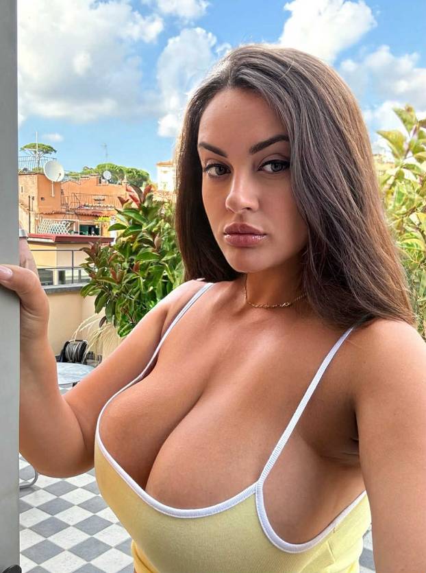 FOTO Lijepa je i pametna, ali ima očiti problem - teško nalazi robu koja joj može pokriti grudi