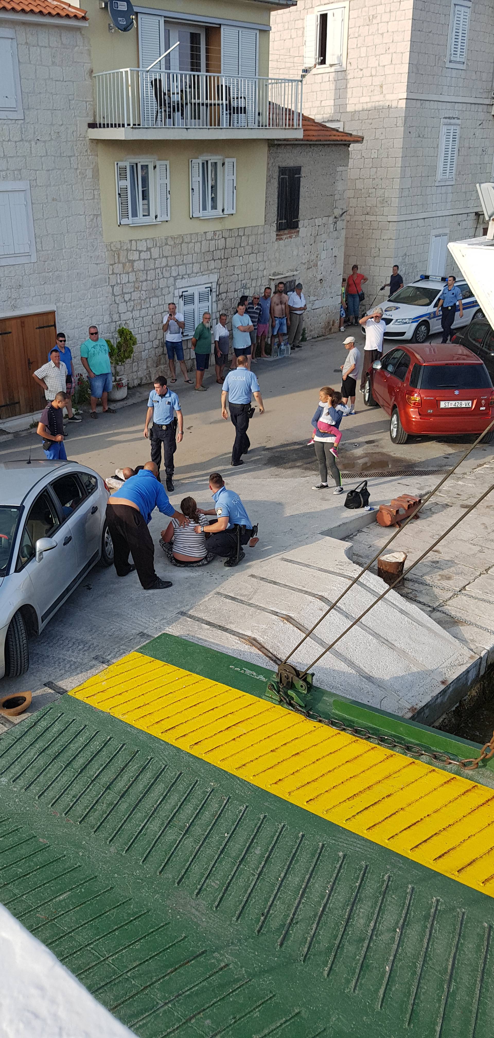 Obračun kod trajekta: Bijesna žena napala trogirske policajce