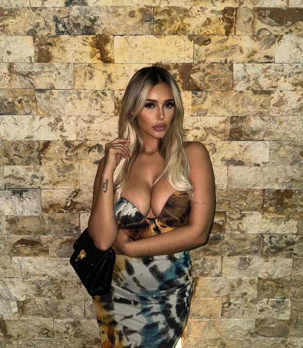FOTO Odbija skrivati adute: Manekenka pozira u izazovnim izdanjima i osvaja mreže