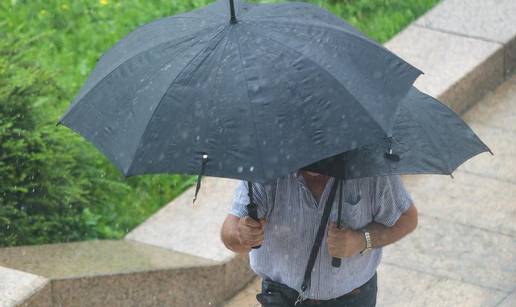 Kakvo je vrijeme u Zagrebu? Pa, toliko pljušti kiša da je čovjek sa sobom nosio čak 2 kišobrana