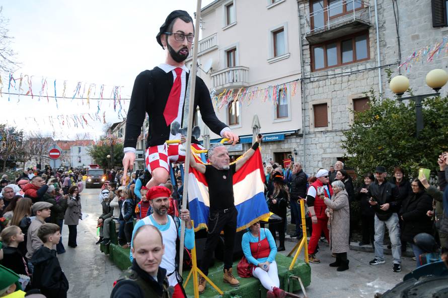 Zagrebački gradonačelnik Tomislav Tomašević bio je krnja na maškarama u Kaštel Kambelovacu