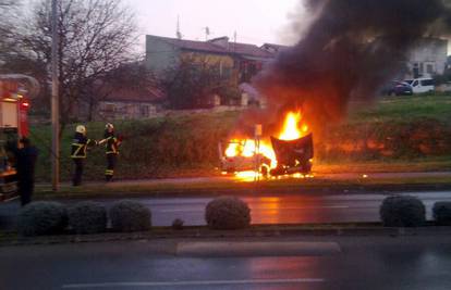Auto mu se zapalio u vožnji na Badnjak, vozač nije ozlijeđen