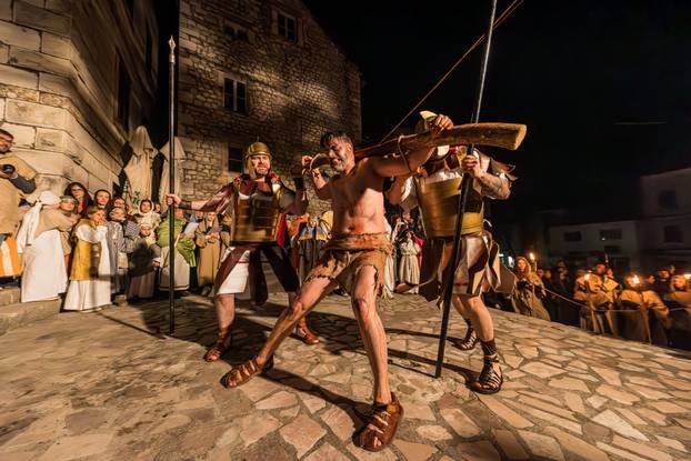 Imotski: Uprizorenje 24. Žive slike Muke Isusove