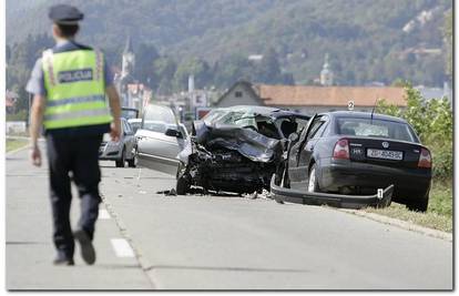 Sveta Nedelja: Policajac poginuo u sudaru 4 auta