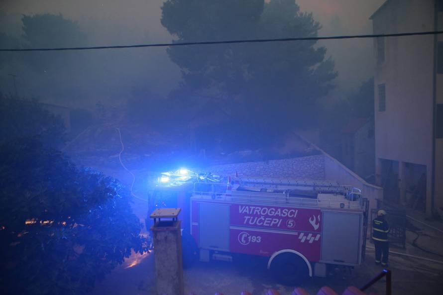 Kanader pomaže u gašenju, u Makarsku stiže i 150 vojnika