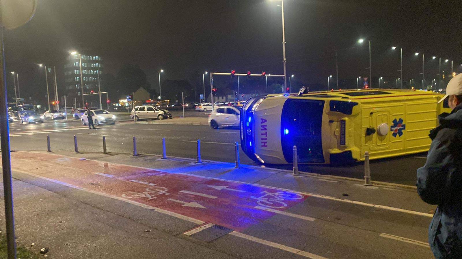 VIDEO Teška nesreća u Zagrebu: Sudarila se dva vozila, kola Hitne pomoći završila na boku