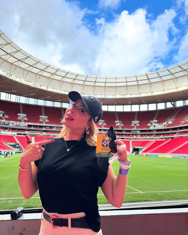 FOTO Fatalna plavuša tečno govori čak četiri jezika, a prije novinarstva bila je konobarica