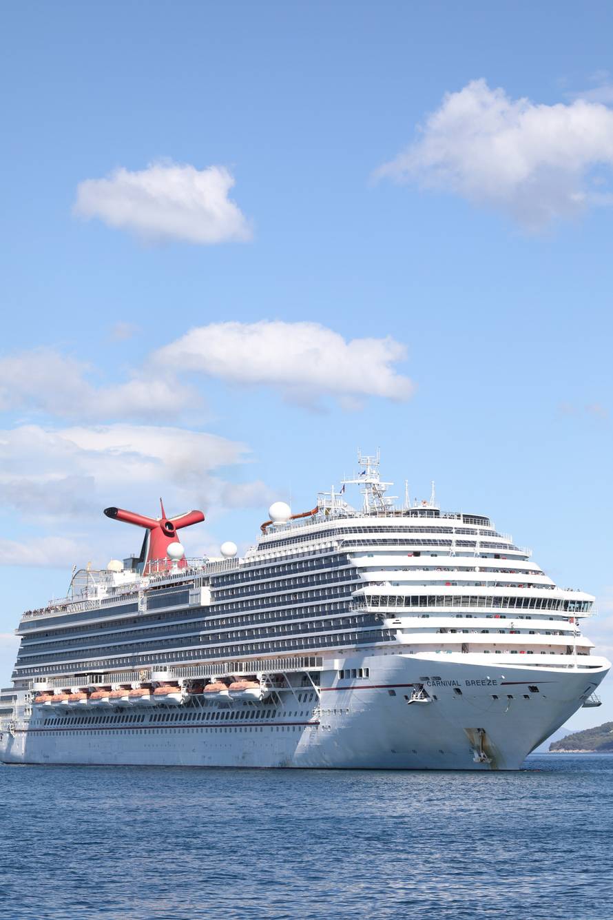 Kruzer Carnival Breeze s Hrvatima usidrio se u Dubrovniku