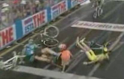 Biciklistička utrka u finišu se pretvorila u pravi kaos