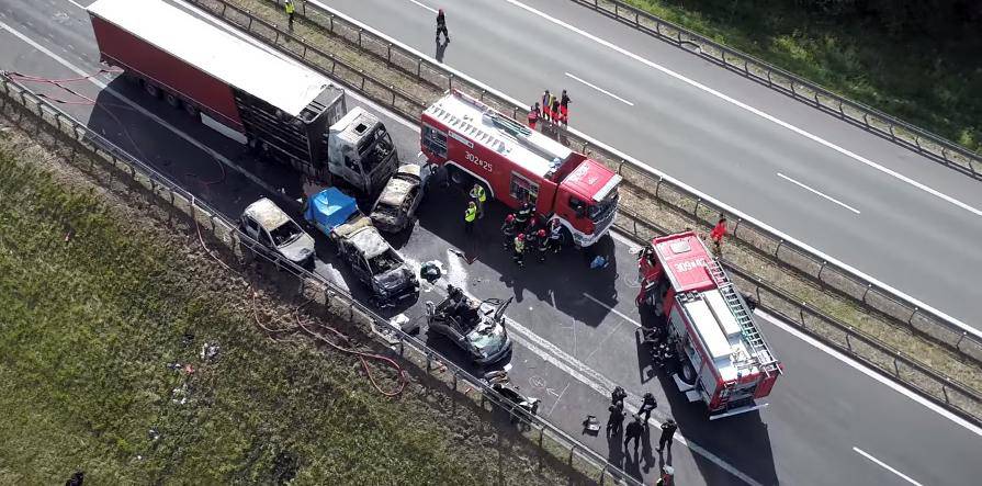 Kamion se zabio u gužvu na autocesti, poginulo šestero...