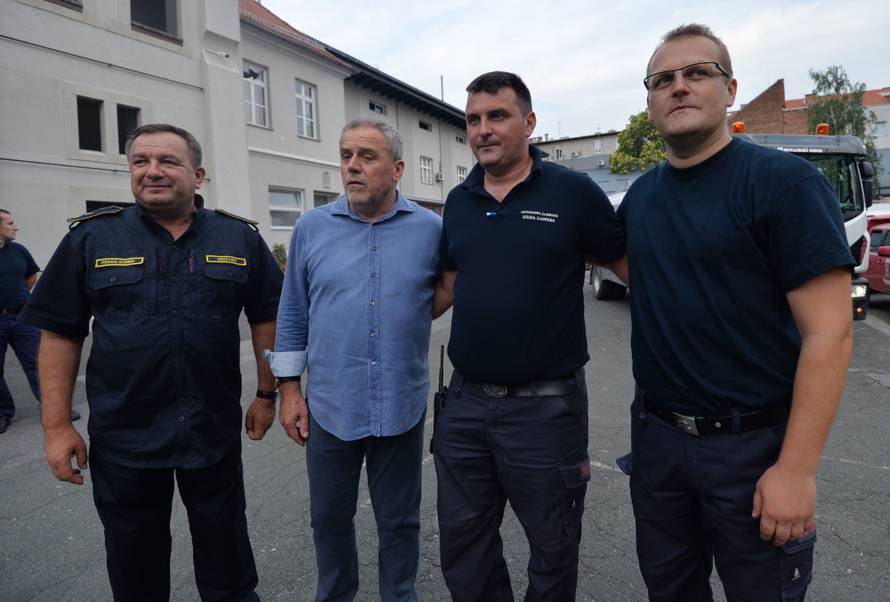 Zagrebački vatrogasci se uz zvukove sirena vratili u Savsku