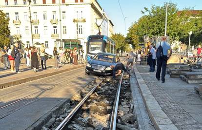 VIDEO Zagrepčani oduševljeni snimkom ZET-ovca koji spašava vozača iz nevolje na tračnicama!