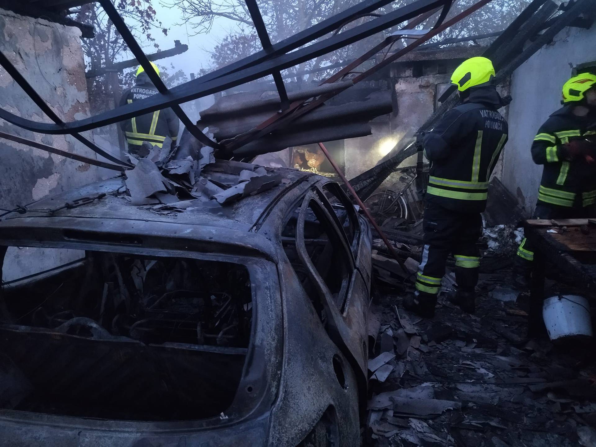 Vatrogasci u Popovači spriječili veći požar i spasili kokoši: 'Bilo je gadno, auto je gorio u garaži'